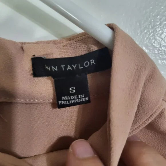 Ann Taylor Sleeveless Mock Neck Tank Blouse with Pleats SZ Small Pinkish Beige - Picture 5 of 10